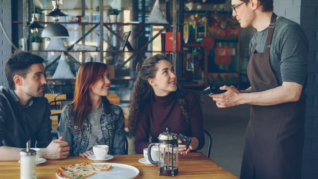 Paiement avec un smartphone dans un café, illustration des paiements mobiles