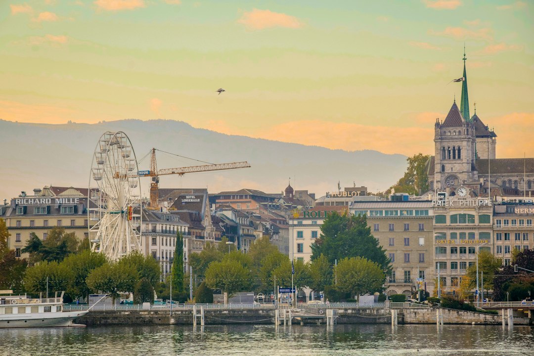 Lever du jour sur Genève, ville où travaillent de nombreux frontaliers